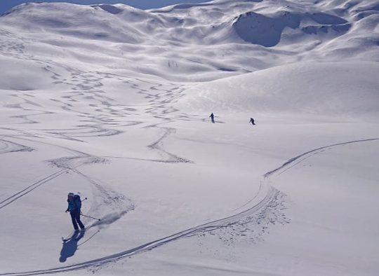Ski de randonnée dans les montagnes géorgiennes - Les matins du monde