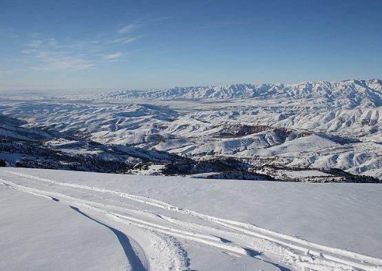 Ski de randonnée dans le massif de Chimgan - Les matins du monde